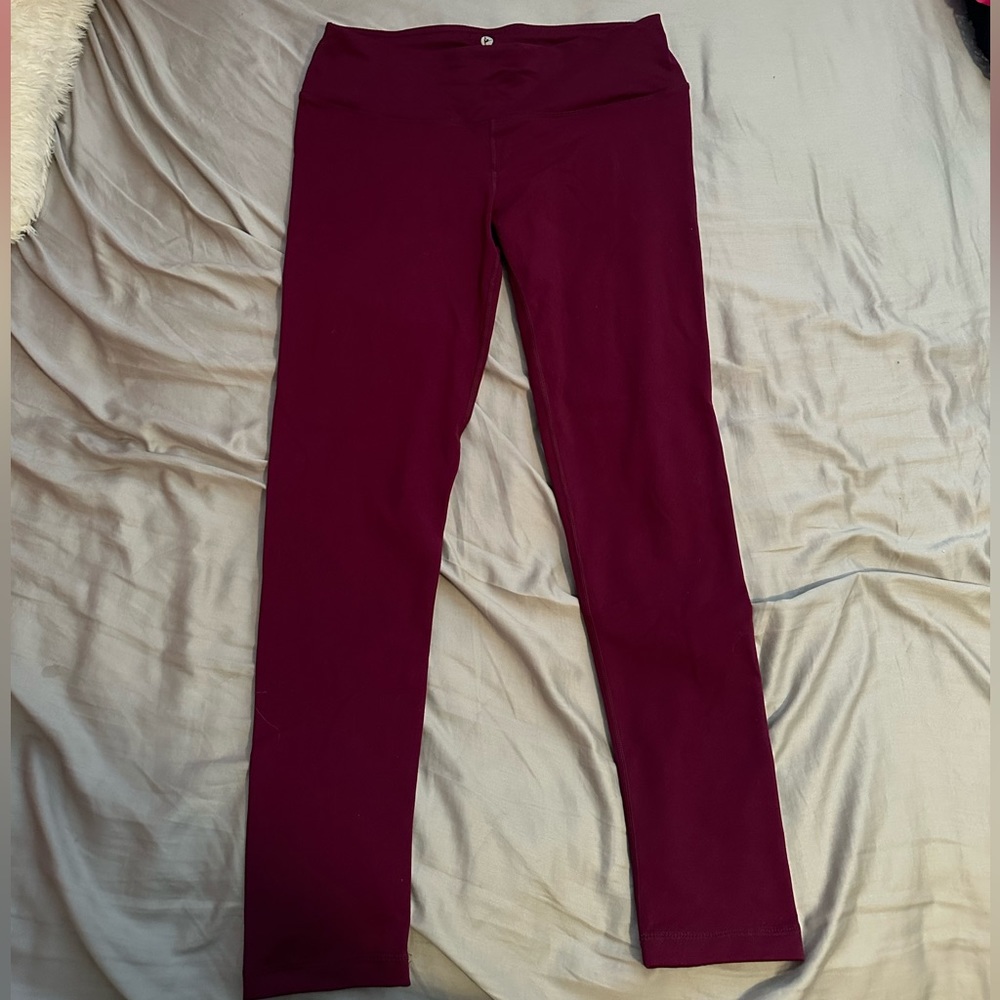 Maroon color leggings 90degree.